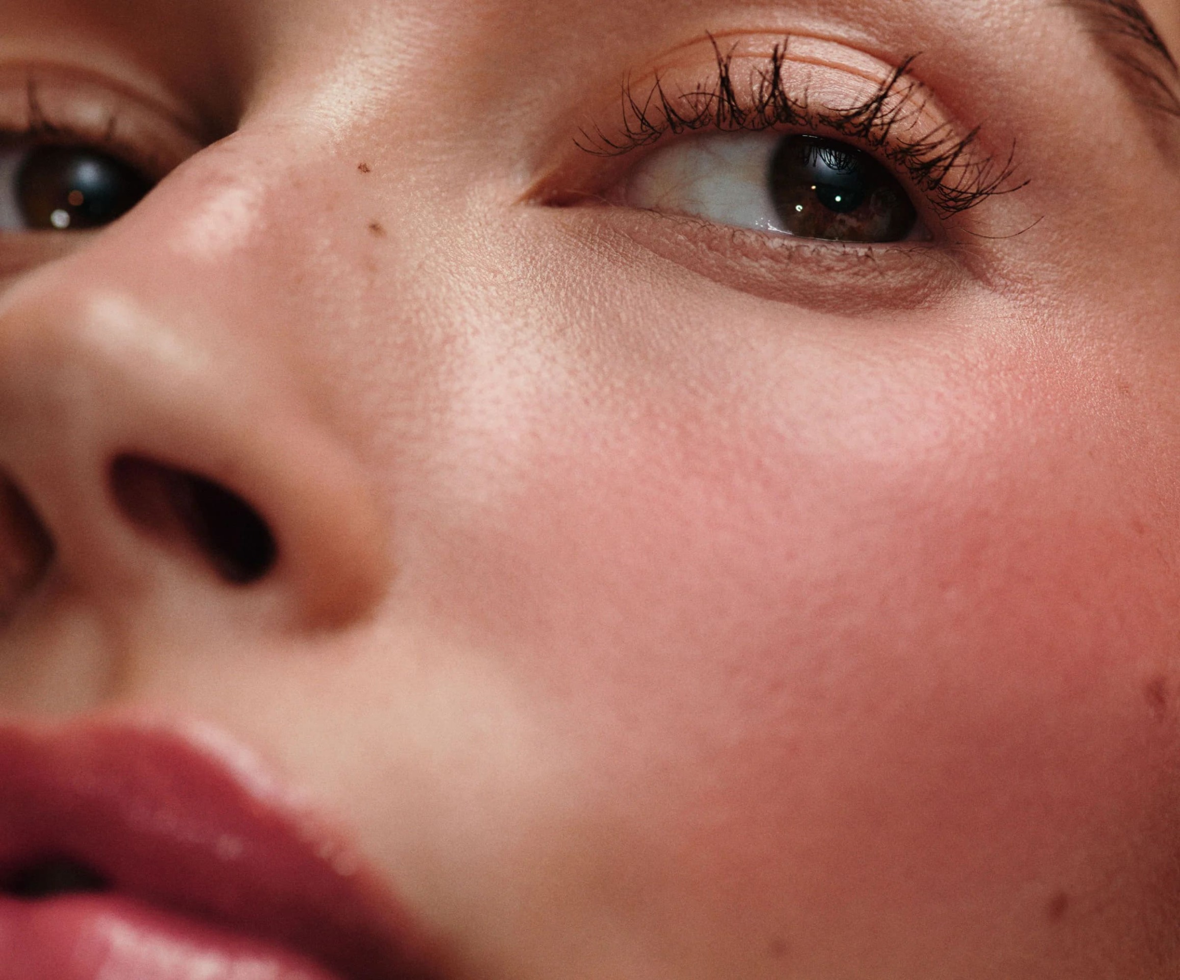جلوه رژگونه رود Freckle روی پوست، هلویی نچرال با گرمای متعادل
