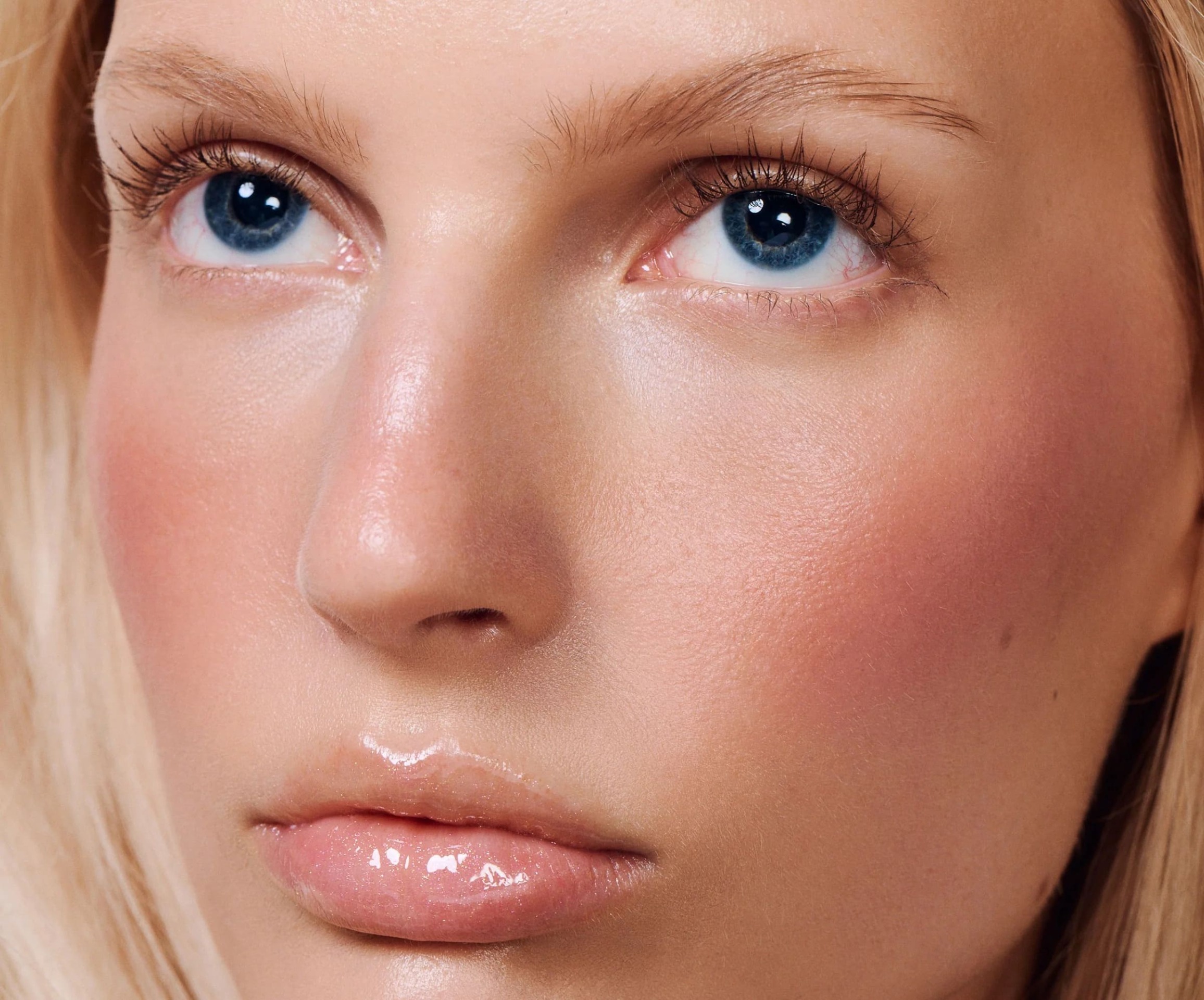جلوه رژگونه رود Tan Line روی پوست، تنِ برنزه-صورتی طبیعی